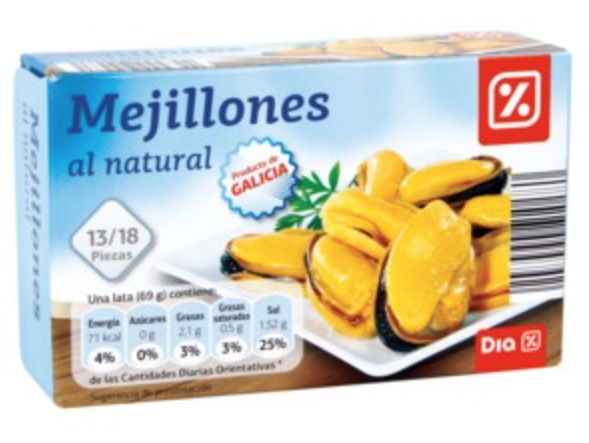 Palitos de pepino y pimientos con mejillones al natural.